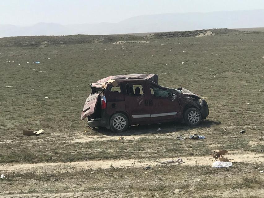 KONYA'DA HAFİF TİCARİ ARAÇ TAKLA ATTI: 5 YARALI