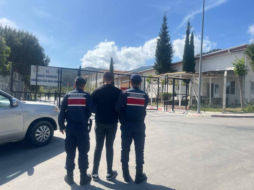 Aranan kişi Kuşadası'nda yakalandı