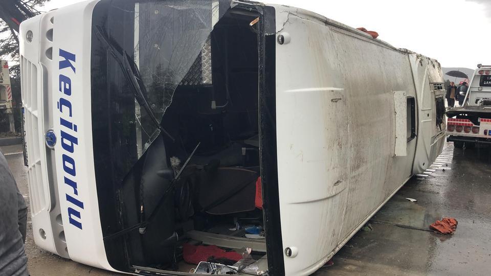 ISPARTA'DA KONTROLDEN ÇIKAN YOLCU MİDİBÜSÜ DEVRİLDİ: 15 YARALI ISPARTA VALİSİ ABDULLAH ERİN: "KAZADA TOPLAM 15 VATANDAŞIMIZ YARALANDI, ANCAK HAYATİ TEHLİKELERİ BULUNMUYOR" "KAZANIN MEYDANA GELDİĞİ BÖLGEDE DAHA ÖNCE DE BENZER OLAYLAR YAŞANDIĞINI BİLİYORUZ, BU NEDENLE GEREKLİ ÖNLEMLERİALACAĞIZ"