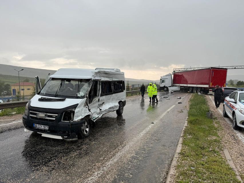 Karşı şeride geçti, 10 kişinin bulunduğu minibüsle çarpıştı