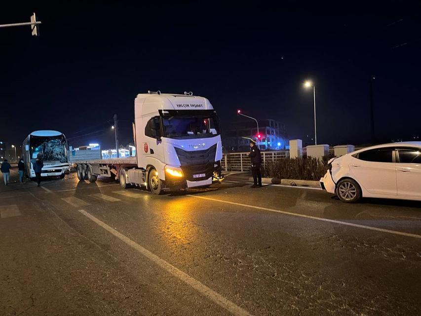 KAYSERİ'DE 3 ARAÇLI ZİNCİRLEME KAZA: 2 YARALI