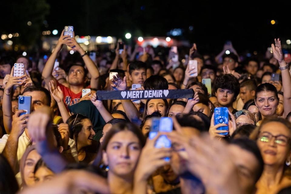 İZMİR'DE 30 AĞUSTOS COŞKUSU MERT DEMİR'LE YAŞANDI