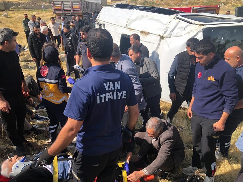 Van'da tır yolcu minibüsü ile çarpıştı: 11 yaralı