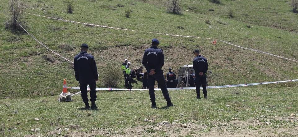 Traktör dere yatağına devrildi: 1 ölü, 3 yaralı