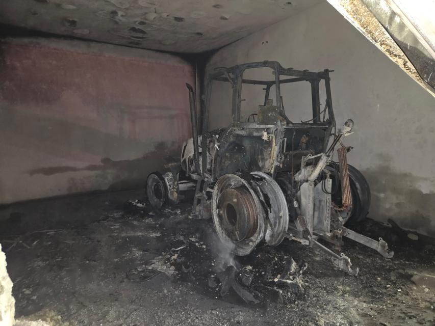 İnşaat garajındaki traktör yandı