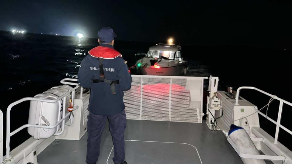 Didim açıklarında sürüklenen özel teknedeki 3 kişi kurtarıldı