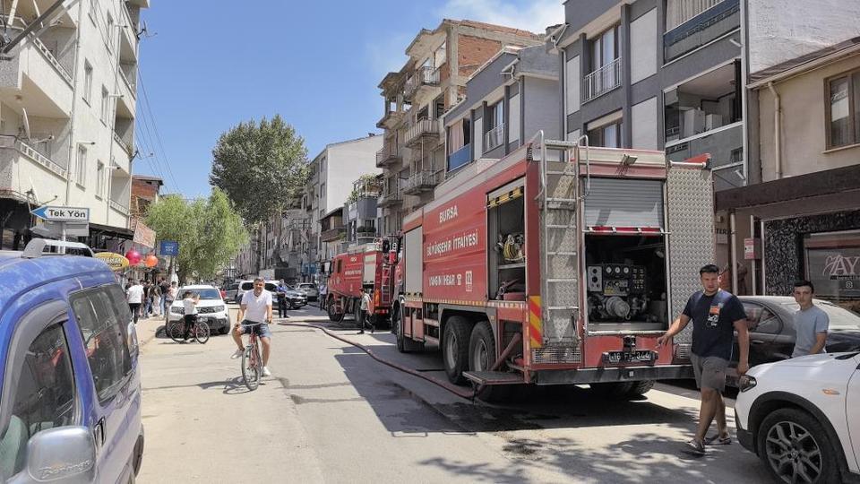 Yıkımına başlanan apartmanda yangın çıktı