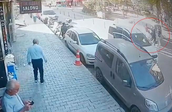 Bir grup, yolda yürüyen 3 kişinin yolunu kesip darp etti