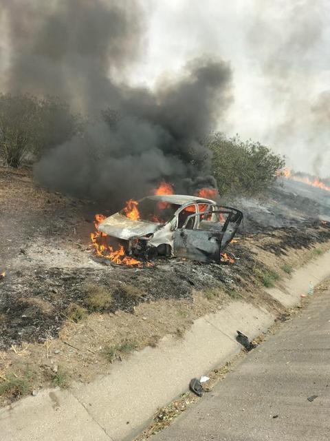 Kontrolden çıkan otomobil alev aldı