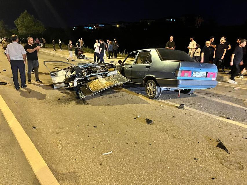 LÜKS ARAÇLA ÇARPIŞAN TOFAŞ İKİYE BÖLÜNDÜ İKİ OTOMOBİLİN KARIŞTIĞI KAZDA OTOMOBİLLERDEN BİRİ İKİYE BÖLÜNDÜ