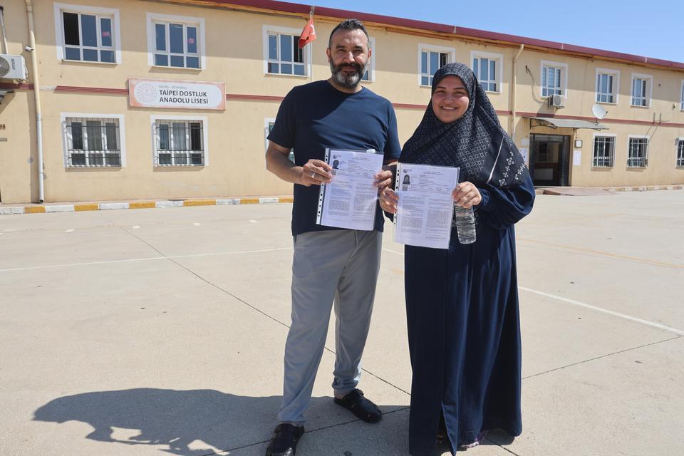 KARI, KOCA ÇİFT EL ELE GİRDİKLERİ SINAV MERKEZİNDE YAN YANA SINIFLARDA ÜNİVERSİTE HAYALİ İÇİN TER DÖKTÜLER