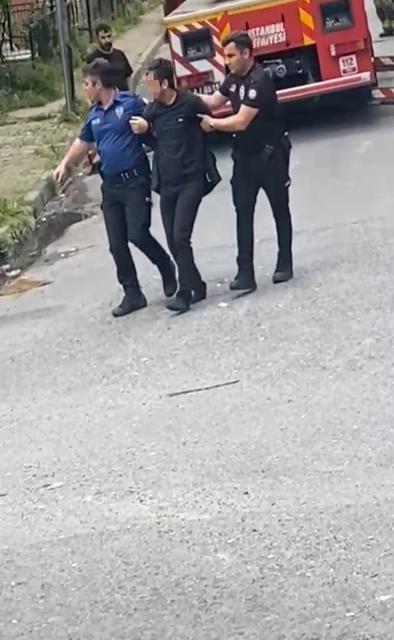 SULTANGAZİ'DE BİR ŞAHIS ANNESİNİ EVDE REHİN ALDI POLİSİN İTFAİYE MERDİVENİYLE YAŞLI KADINI KURTARMA OPERASYONU KAMERADA