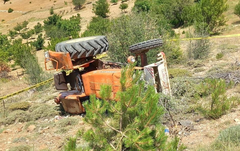 Devrilen traktörünün altında kalan sürücü hayatını kaybetti