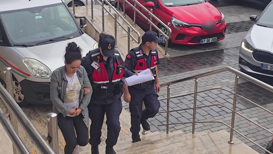 KIZLARINI ZİNCİRE BAĞLAYAN ANNE VE BABA TUTUKLANDI: 4 ÇOCUK KORUMA ALTINA ALINDI