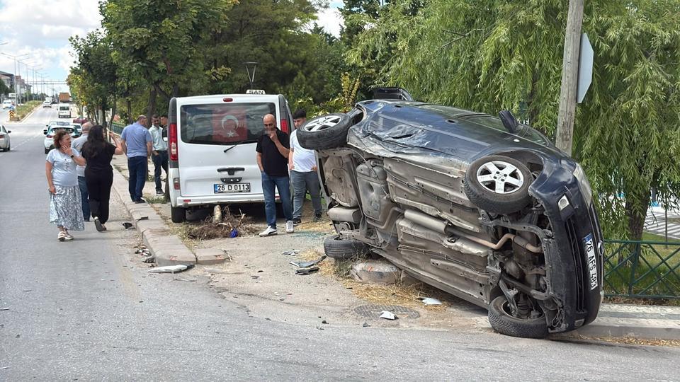 Dolmuşun çarptığı otomobil yan yattı: 8 yaralı