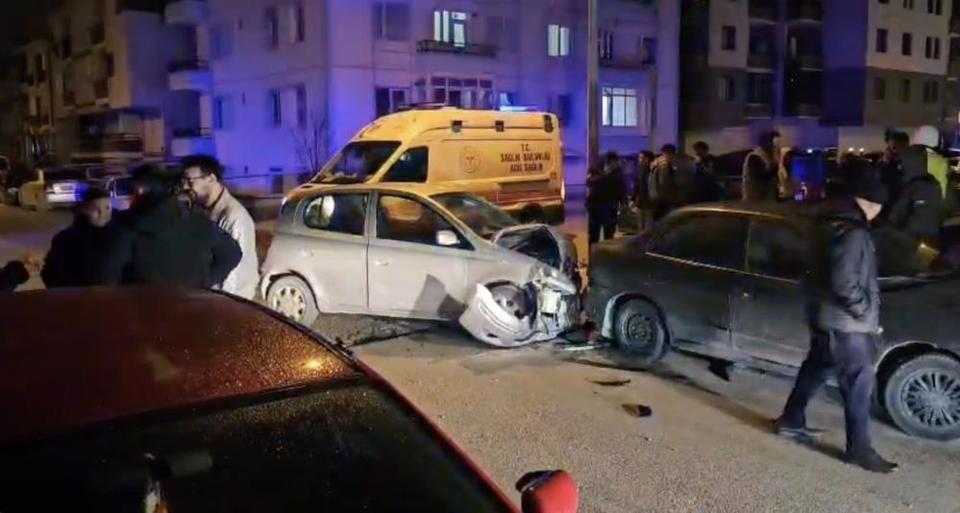 Otomobille çarpışan hafif ticari araç apartman boşluğuna savruldu: 2 yaralı