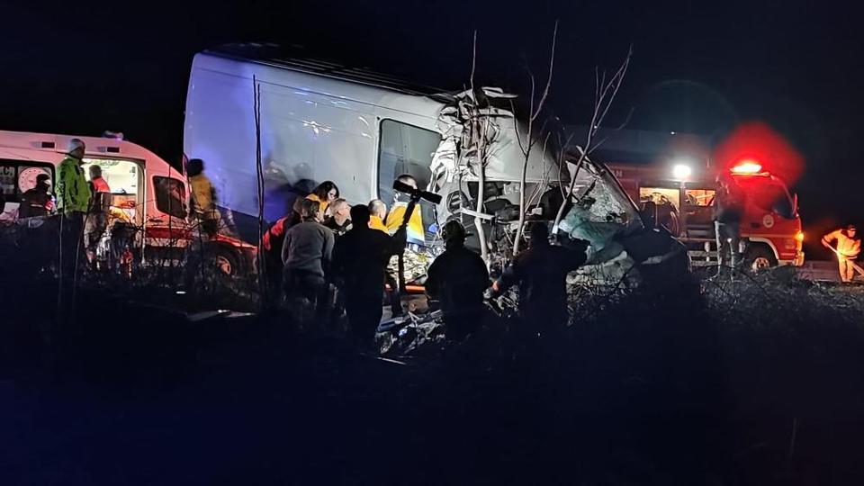 Gece yarısı can pazarı: Tır kazasında 2 ölü, 1 yaralı