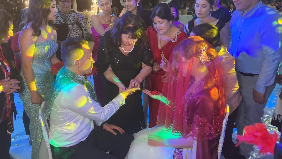 İLK GÖRÜŞTE AŞKLA BAŞLADI: SİBİRYALI GELİNE TÜRK USULÜ DÜĞÜN MERSİN ERDEMLİ'DE AÇIK HAVADA YAPILAN DÜĞÜNLE MESAFELERİ TANIMAYARAK AŞKIYLA EVLENEN MARİİA'YA KINA YAKILDI, ARDINDAN DA DAMADIN ÖNÜNDE TESTİ KIRDI DAMAT İLYAS CAN KİL: "AŞKIN GÜCÜ 10 BİN KİLOMETREYİ AŞTI VE BURAYA KADAR GELDİ" GELİN MARİİA SADNOVA: "BEN CAN İÇİN SİBİRYA'DAN ERDEMLİ'YE GELDİM, GELİNCE ANLADIM Kİ TÜRKİYE ÇOK GÜZEL"