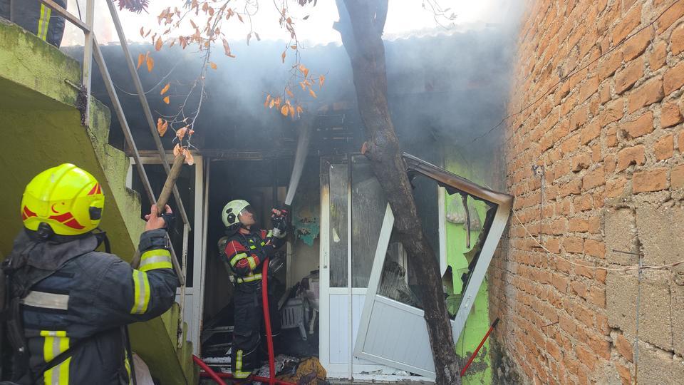 ELEKTRİKLİ BATTANİYE EVİ KÜLE ÇEVİRDİ, YAŞLI ADAM SON ANDA KURTULDU