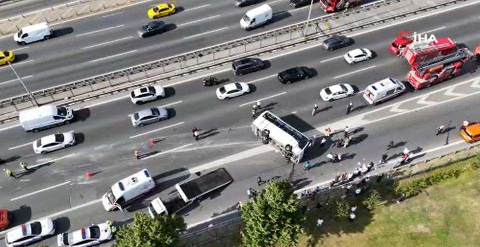 Banka personelini taşıyan midibüs devrildi! Çok sayıda yaralı