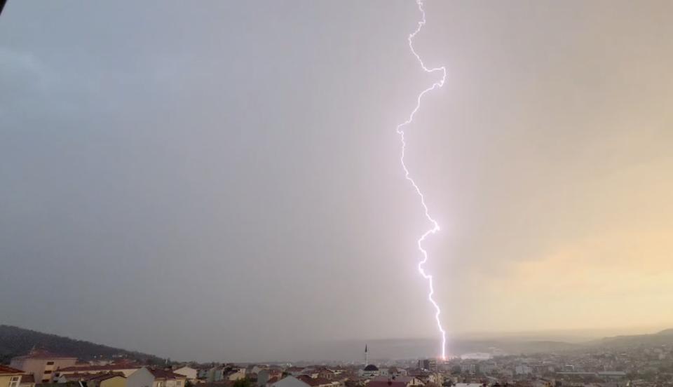 ÇANAKKALE'DE YILDIRIM YANGIN ÇIKARDI