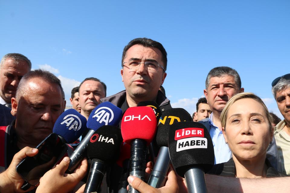 ANTALYA'DA TELEFERİK OPERASYONU 23 SAATTE TAMAMLANDI, 174 KİŞİ KURTARILDI AFAD BAŞKANI OKAY MEMİŞ: "HEYELAN OLDUĞUNA İLİŞKİN OLARAK HENÜZ BİR TESPİT BULUNMAMAKTADIR" "TELEFERİK DİREĞİNİN TEPESİNDEKİ BİR VİDA KIRIĞI NETİCESİNDE BU KAZANIN MEYDANA GELDİĞİNİ İFADE ETMEK İSTERİM"