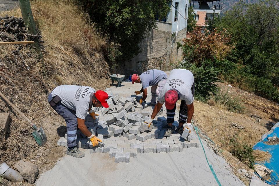Efeler'de yol çalışmaları devam ediyor