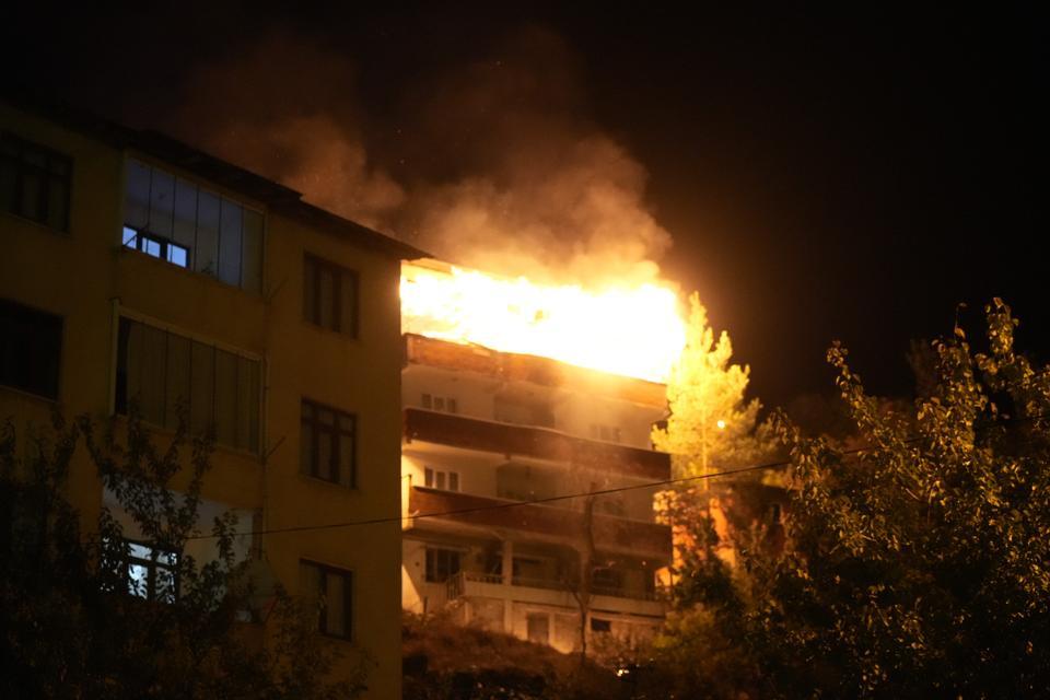 4 katlı binada çıkan yangın paniğe neden oldu