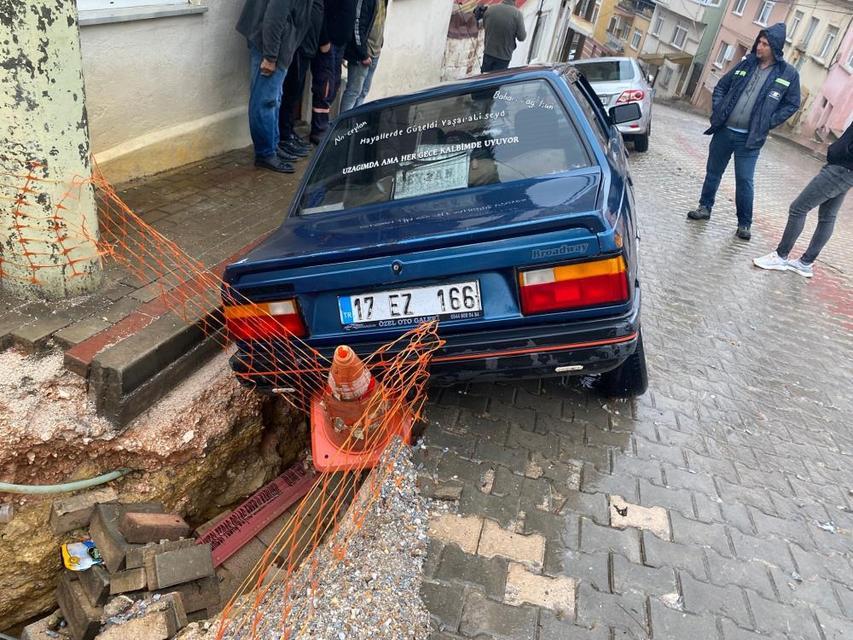 Çöken yol otomobilleri yuttu
