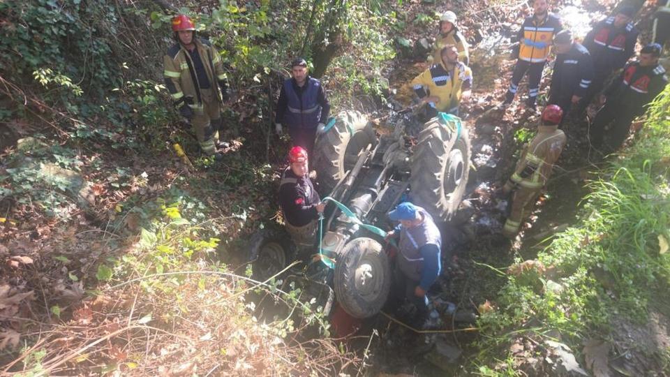 Traktörde sıkışan yaşlı adam vinç yardımıyla kurtarıldı