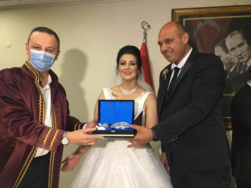 KAHREDEN TESADÜF: 6 YIL ÖNCE ANNESİ PATATES PÜRESİNDEN, KIZI İSE ELMA YERKEN ÖLDÜ YEDİĞİ ELMA NEFES BORUSUNA KAÇAN 45 YAŞINDAKİ GÜVENLİK GÖREVLİSİ KADIN 10 YIL ÖNCE DE OĞLUNU KAZADA KAYBETMİŞ