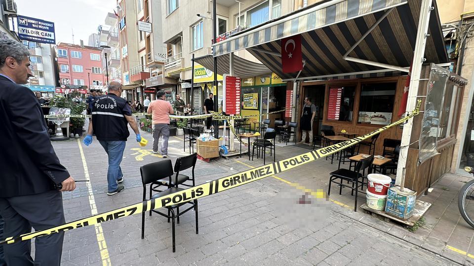 Husumetlisini sokak ortasında bıçakladı