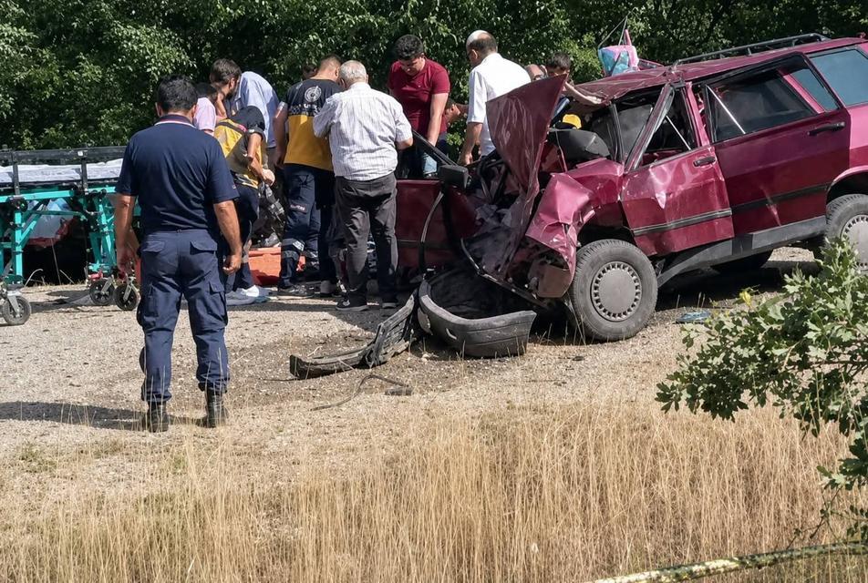 İki otomobil çarpıştı: 1 ölü 5 yaralı