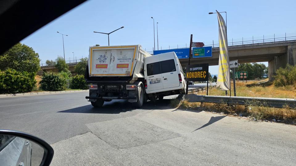 Aydın Büyükşehir Belediyesi’ne ait kamyon, transit ile çarpıştı