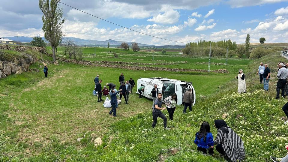 Öğrenci servisi devrildi: 15 yaralı