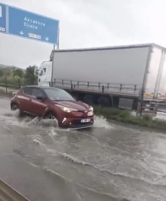 ANİDEN BASTIRAN YAĞIŞIN ARDINDAN SU BASKINI SÜRÜCÜLERE ZOR ANLAR YAŞATTI