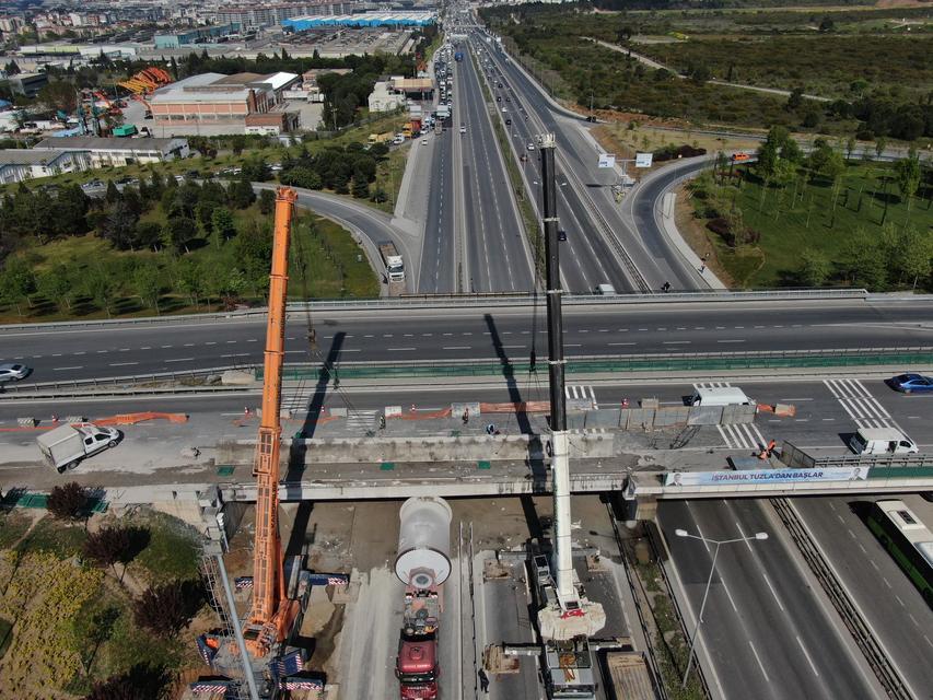 TUZLA'DA 3 GÜNDÜR KÖPRÜ ALTINDA SIKIŞAN TIRI KURTARMA OPERASYONU KÖPRÜ ALTINDA SIKIŞAN TIRI KURTARMAK İÇİN KÖPRÜDEN PARÇA KESİLDİ