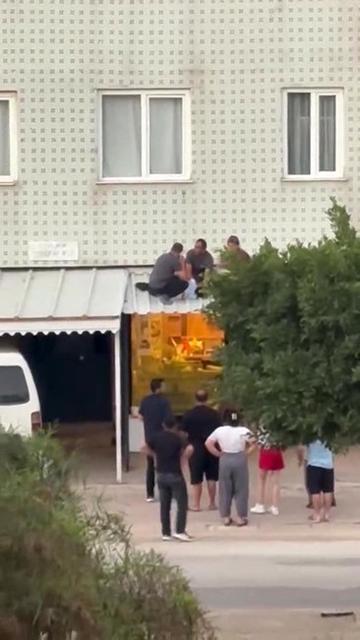 Cam silerken metrelerce yükseklikten düşen genç kız yaralandı