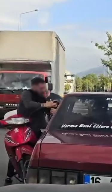 Trafikte motosiklet ve otomobil sürücüsü kavga etti