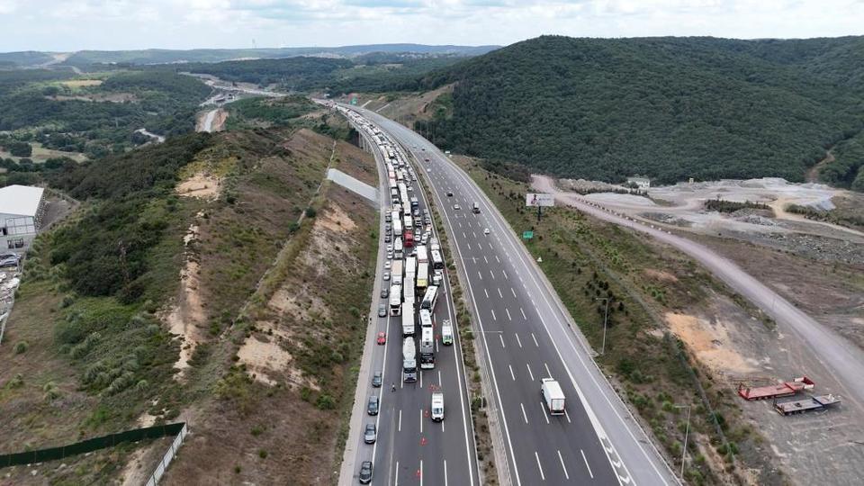 Otoyolda feci kaza: 2 ölü, 6 yaralı