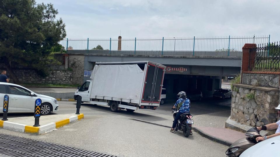TİCARİ ARAÇ TREN YOLU ALT GEÇİTTE SIKIŞTI