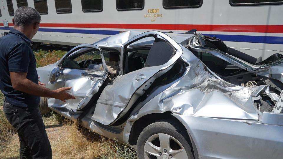 MUŞ'TA TREN OTOMOBİLE ÇARPTI: 3 YARALI