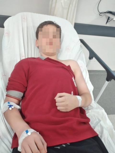 A.T.'nin ailesi hastanedeki işlemlerinin ardından polis karakoluna giderek evlatlarını yaralayan 2 çocuktan şikayetçi oldu.Olayla ilgili soruşturma sürüyor.