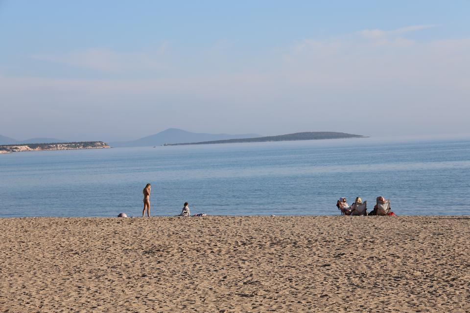DİDİM'DE ARALIK GÜNEŞİ ALTINKUM SAHİLİ'Nİ CANLANDIRDI