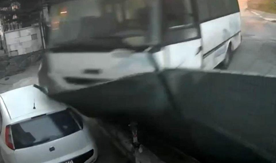 Freni boşalan midibüs evin bahçesine girdi
