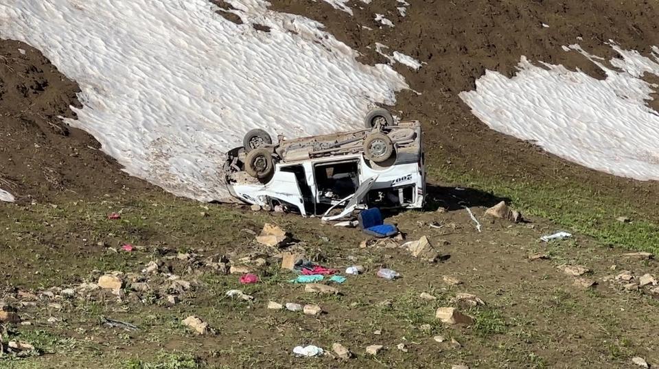 İşçileri taşıyan minibüs uçuruma yuvarlandı: 1 ölü, 7 yaralı