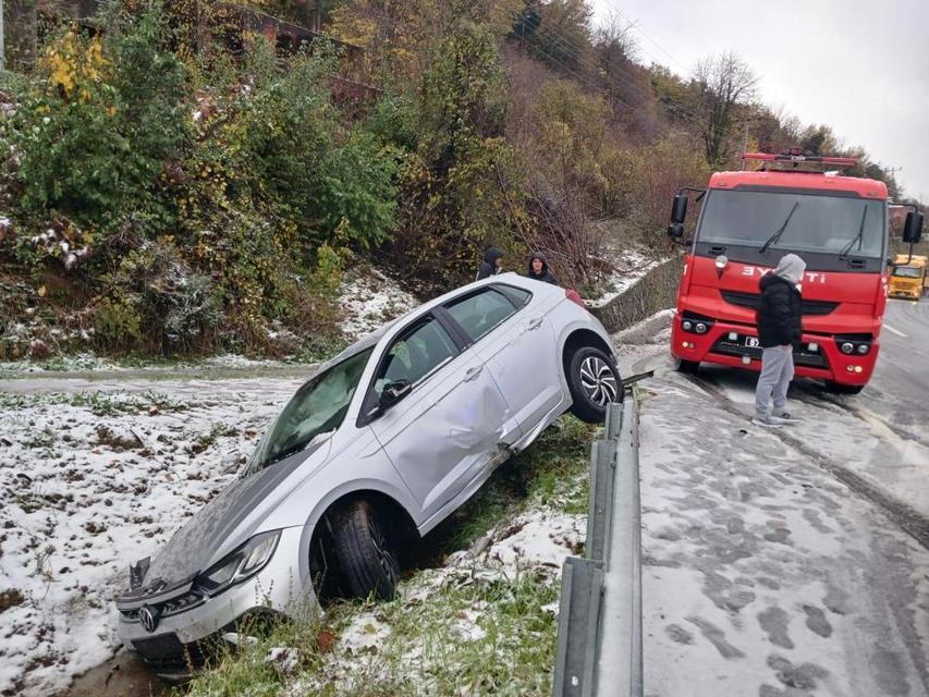 Otomobil yoldan çıktı