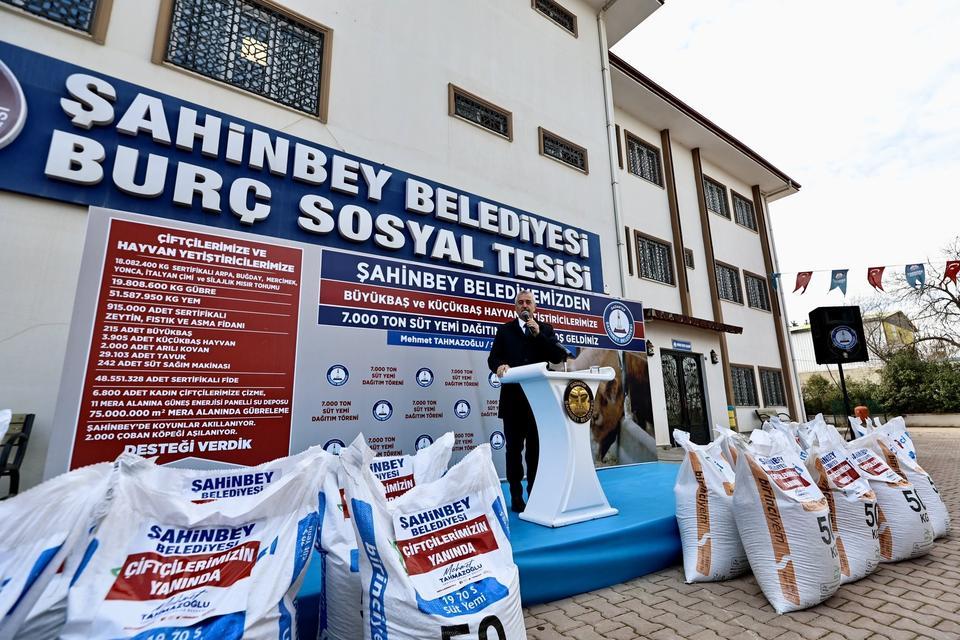 ŞAHİNBEY'DEN BESİCİLERE 7 BİN TON HAYVAN YEMİ DESTEĞİ