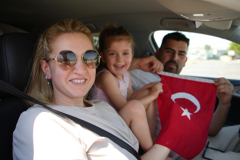 GURBETÇİLERİN BİNLERCE KİLOMETRELİK SILA YOLCULUĞU KAPIKULE'DE SON BULUYOR SILA YOLCULUĞU KAPIKULE'DE HASRETLE SON BULUYOR