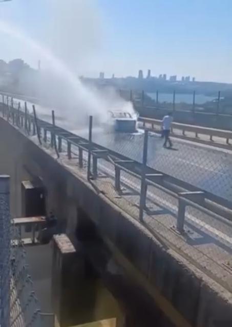 Alevlere teslim olan otomobil hurdaya döndü